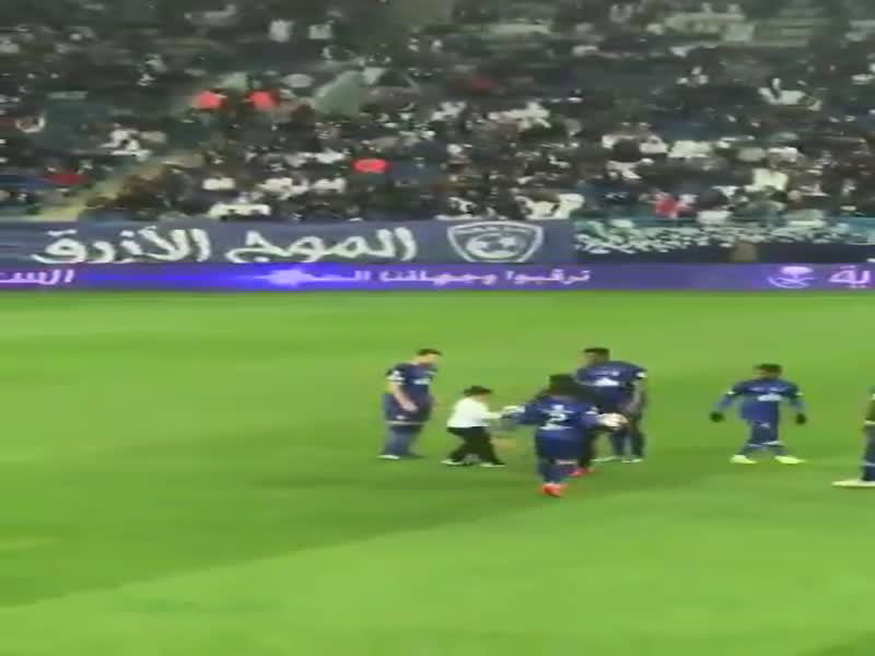 اضغط لمشاهدة الفيديو: طفل يؤخر مباراة في الدوري السعودي الممتاز